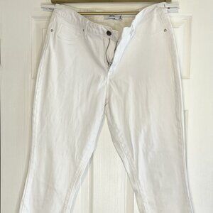 JustFab White Capri Pants – Back Ankle Bows! - Size 32 (fits like an 11)